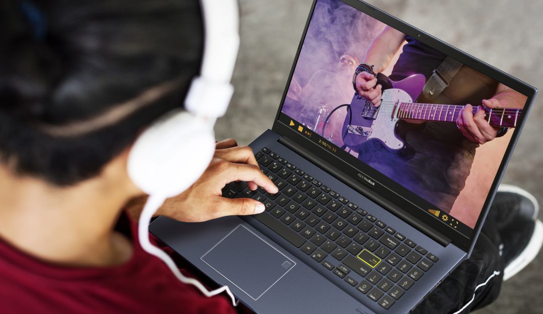 Un disco duro de estado sólido, pantalla y puertos hacen parte de las características a considerar Un disco duro de estado sólido, pantalla y puertos hacen parte de las características a considerar