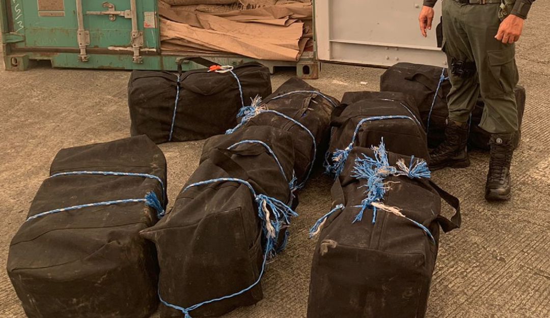 La Policía Antinarcóticos hallaron 7 estopas con 364 paquetes rectangulares, envueltos en cinta color beige, con una sustancia pulverulenta. La Policía Antinarcóticos hallaron 7 estopas con 364 paquetes rectangulares, envueltos en cinta color beige, con una sustancia pulverulenta.