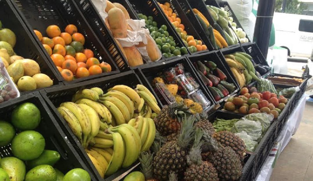 Frutas en mercado de Bogotá Frutas en mercado de Bogotá