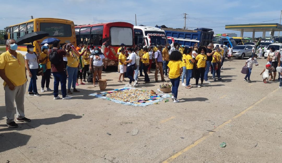 Simpatizantes y allegados se concentraron en las afueras de la cárcel de mujeres para apoyar a la exmandataria condenada a 12 años de prisión Simpatizantes y allegados se concentraron en las afueras de la cárcel de mujeres para apoyar a la exmandataria condenada a 12 años de prisión