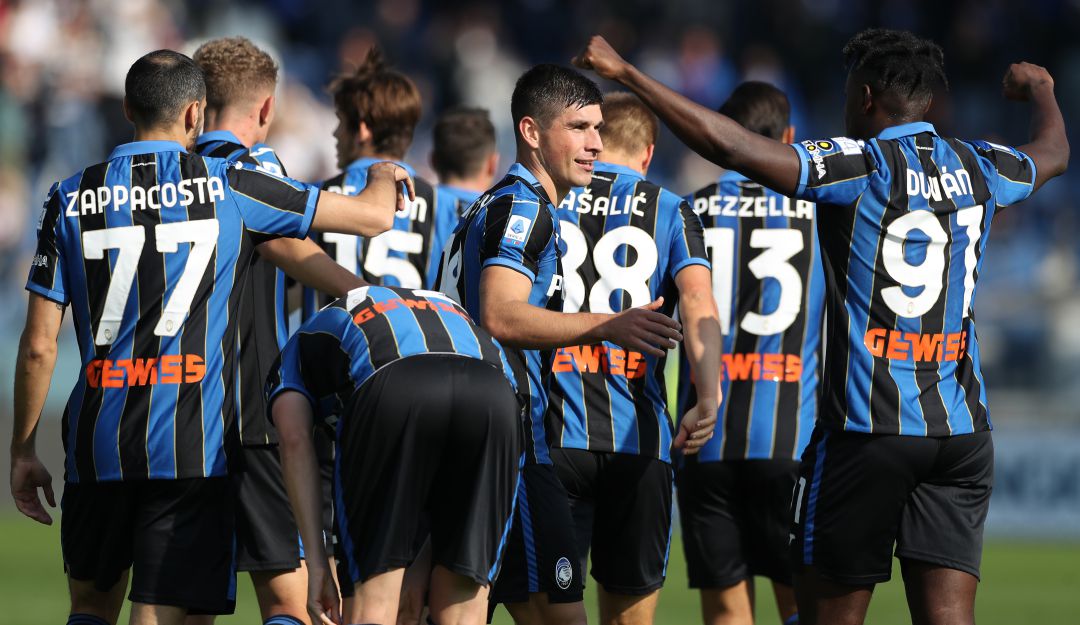 Duván Zapata festeja junto a Malinovskyi el primer gol del partido. Duván Zapata festeja junto a Malinovskyi el primer gol del partido.