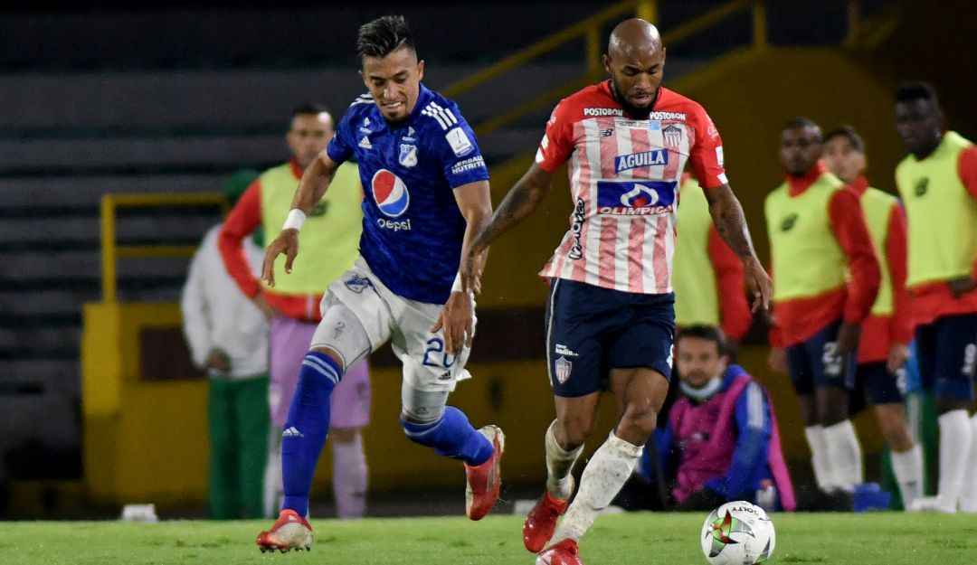 Freddy Hinestroza disputa una pelota junto a Fernando Uribe. Freddy Hinestroza disputa una pelota junto a Fernando Uribe.