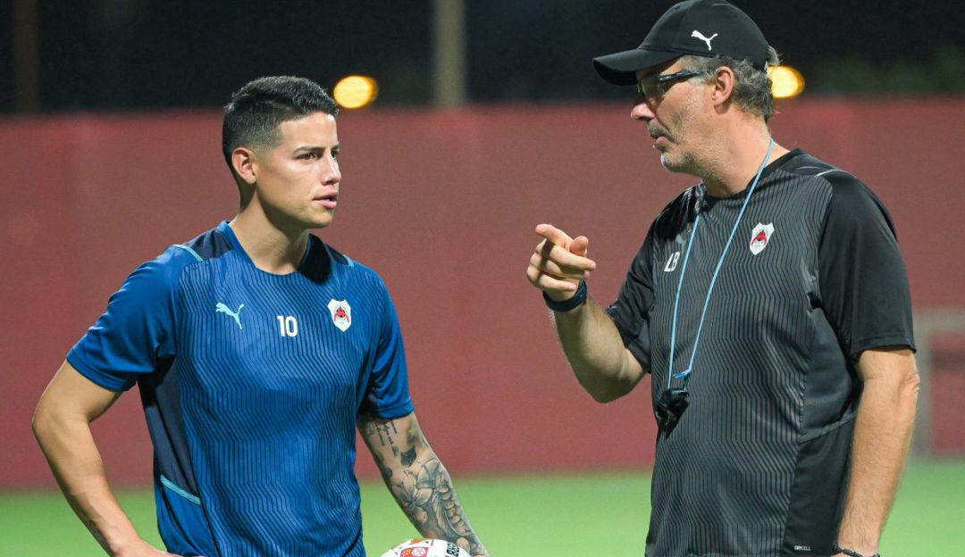 James Rodríguez recibe instrucciones del técnico Laurent Blanc. James Rodríguez recibe instrucciones del técnico Laurent Blanc.