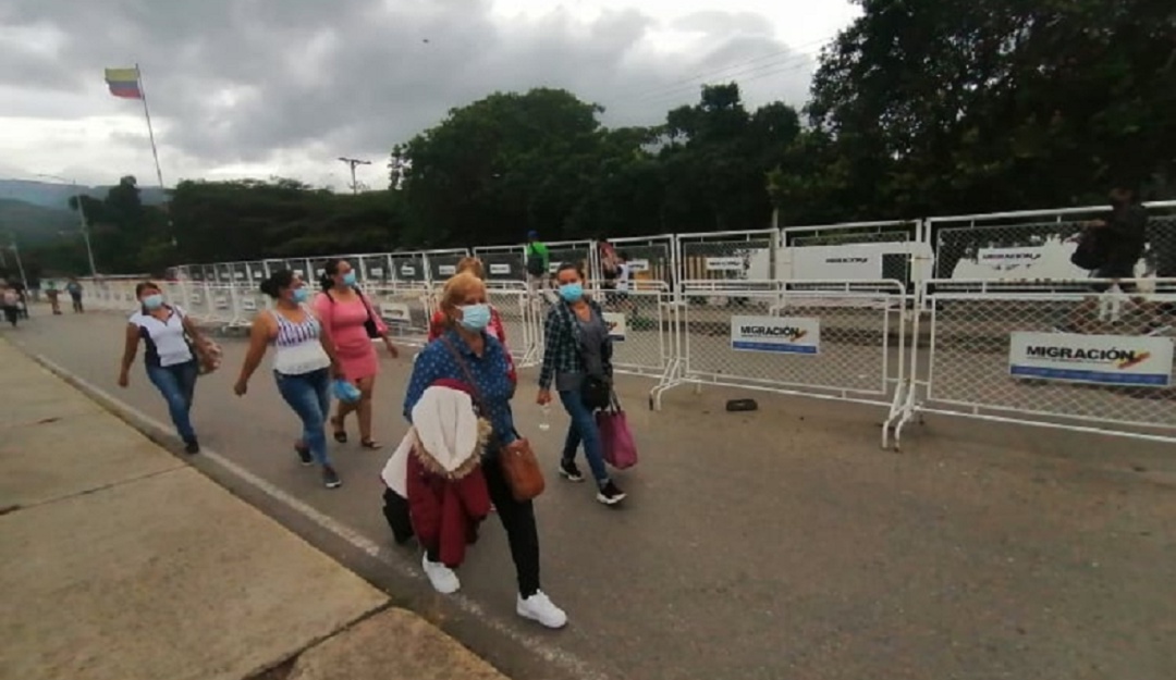 Migrantes ingresando a Colombia Migrantes ingresando a Colombia