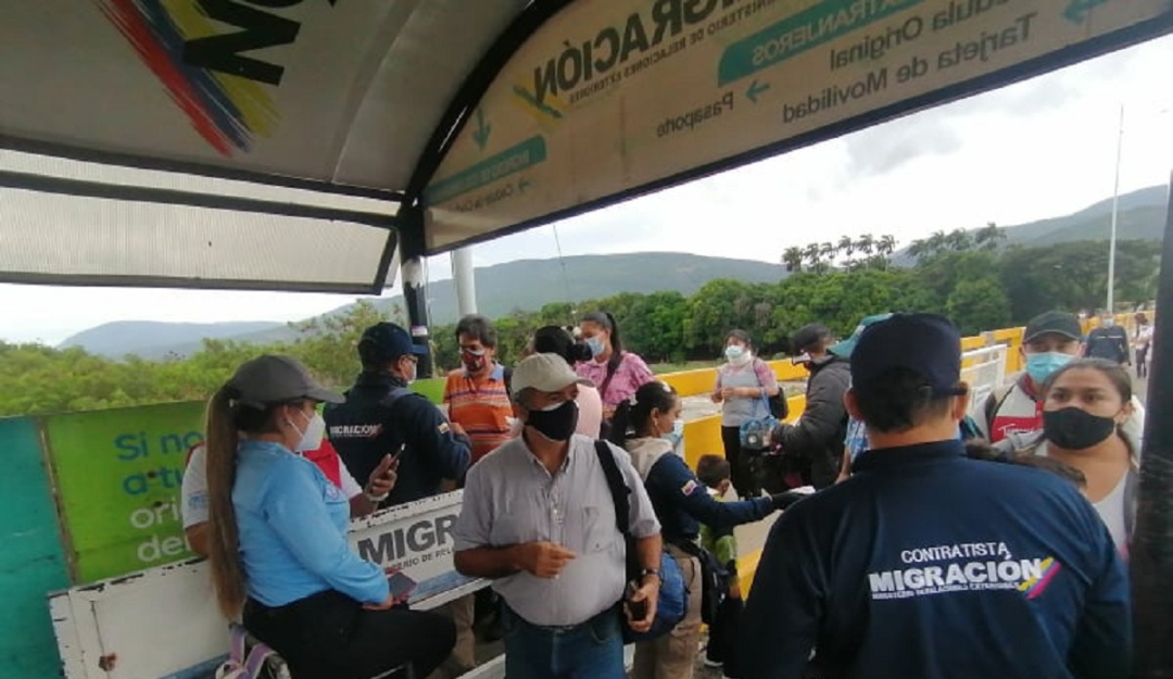 Colombia aplica pico y cédula en puente Colombia aplica pico y cédula en puente