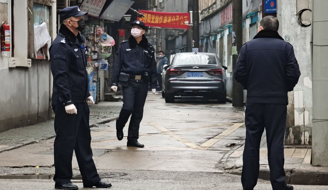 Policía china recorriendo las calles de Wuhan. Policía china recorriendo las calles de Wuhan.