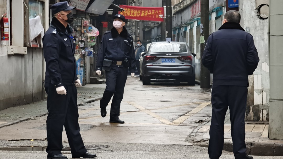 Policía de Wuhan busca hombre que asesinó a 7 personas con un cuchillo
