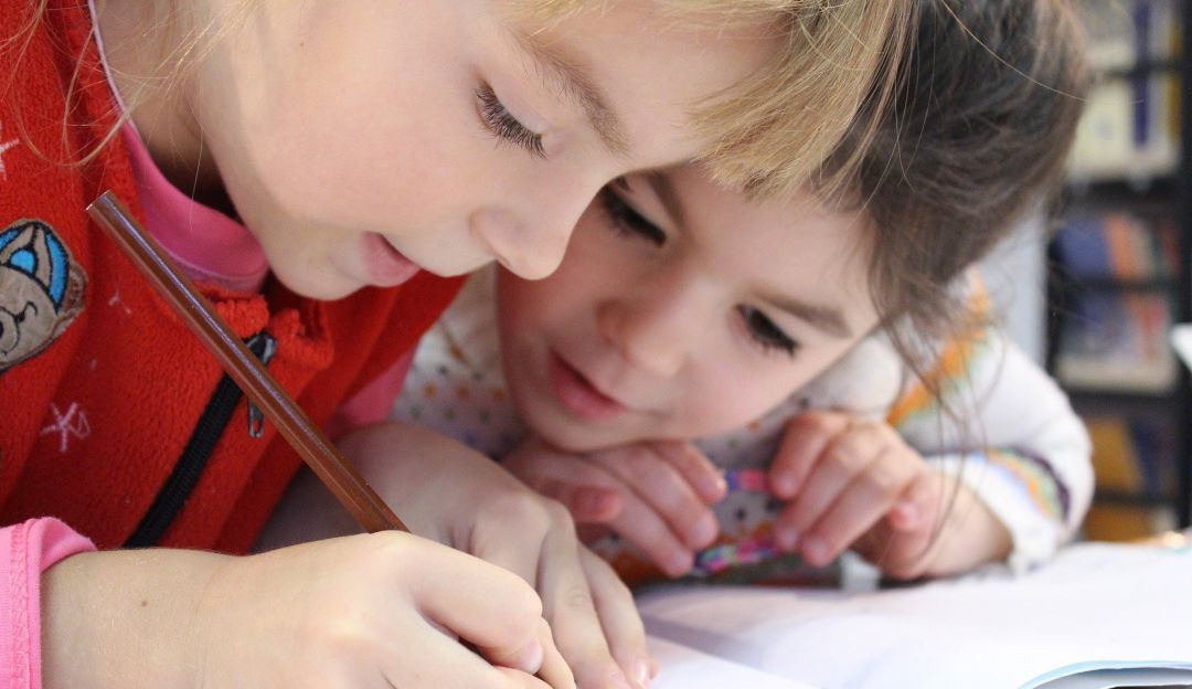 Niños estudiando. Niños estudiando.