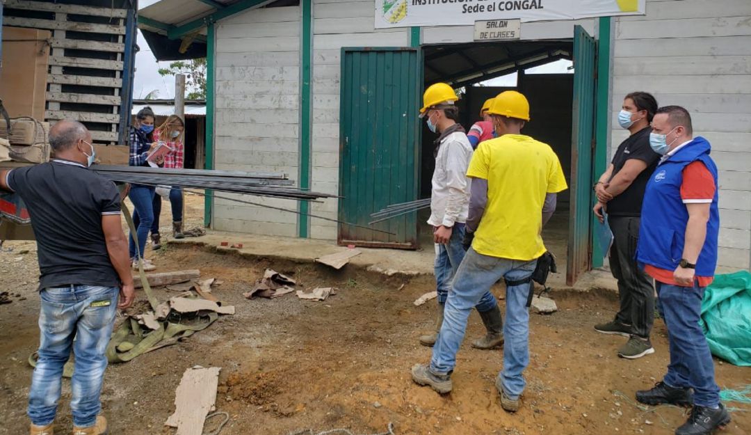 Entrega de materiales para obras en el Congal, vereda de Samaná Entrega de materiales para obras en el Congal, vereda de Samaná