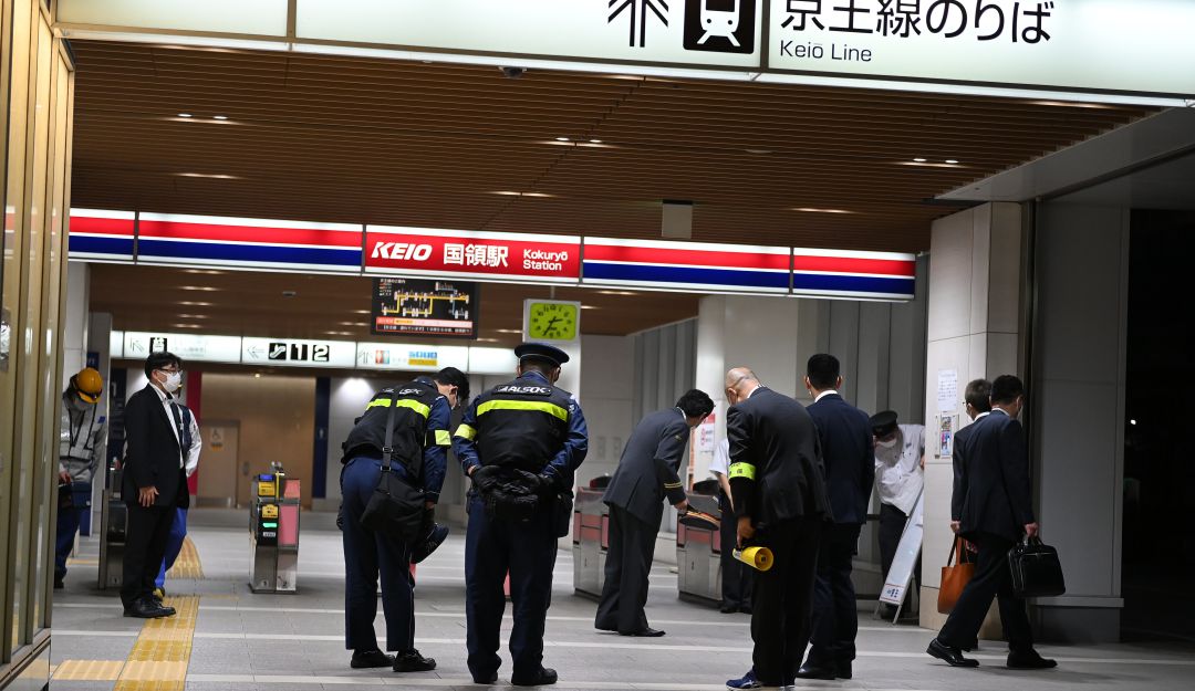 Presencia policial en el metro de Tokio (Japón) tras el ataque con cuchillo. Presencia policial en el metro de Tokio (Japón) tras el ataque con cuchillo.