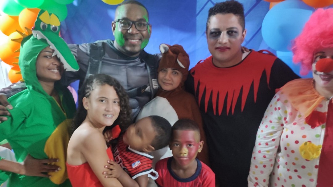 Docente llevó dulces, disfraces y recreación a niños de San Francisco