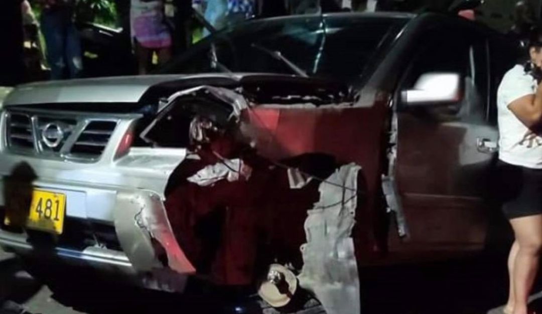 En la vereda San Nicolás, dos vehículos colisionaron de manera violenta. En la vereda San Nicolás, dos vehículos colisionaron de manera violenta.