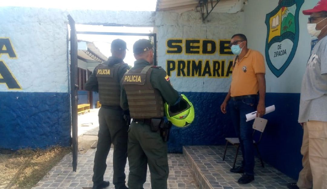 Desconocidos ingresaron al colegio de la población en horas de la madrugada y se llevaron 300 alimentos que estaban guardados Desconocidos ingresaron al colegio de la población en horas de la madrugada y se llevaron 300 alimentos que estaban guardados