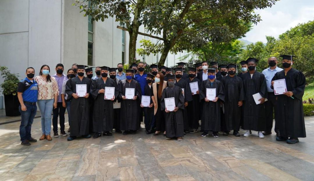 Personas en reincorporación se gradúan en mecánica de motos Personas en reincorporación se gradúan en mecánica de motos