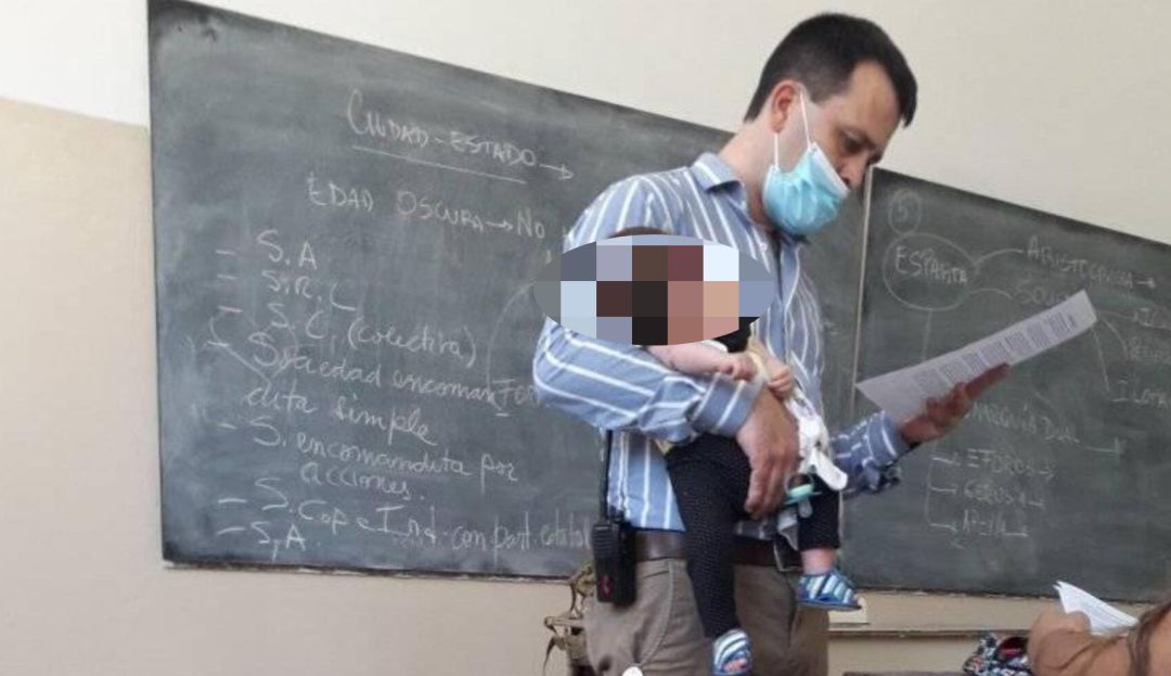 "Por más profesores así, para que todas aquellas mamás puedan terminar el colegio", comentó Ludmila Disante en Facebook "Por más profesores así, para que todas aquellas mamás puedan terminar el colegio", comentó Ludmila Disante en Facebook