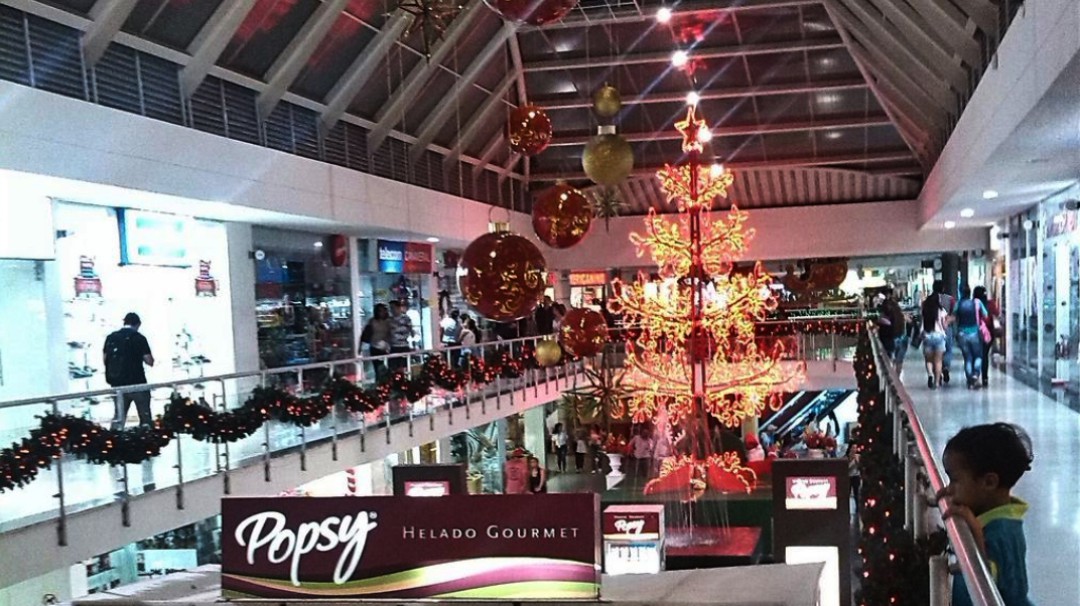 Centros comerciales de Cañaveral prenden luces de navidad