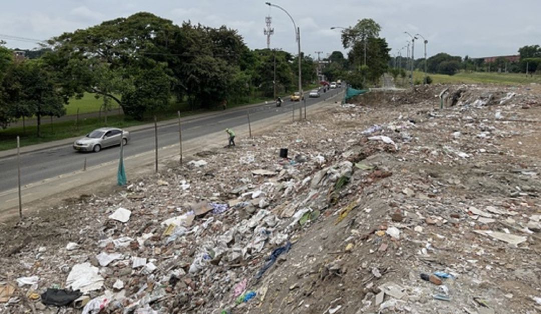 En Cali, el único sitio autorizado para disponer de manera transitoria los RCD de origen residencial es la Estación de Transferencia de la Carrera 50, que recibe un promedio diario 450 toneladas de estos materiales. En Cali, el único sitio autorizado para disponer de manera transitoria los RCD de origen residencial es la Estación de Transferencia de la Carrera 50, que recibe un promedio diario 450 toneladas de estos materiales.