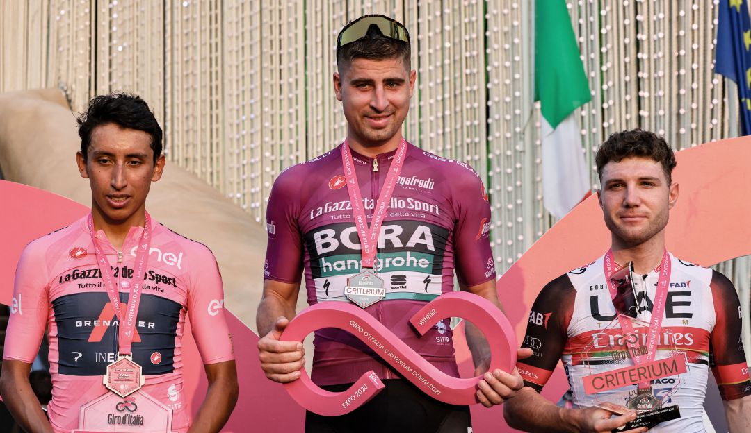 Egan Bernal en el podio del Criterium del Giro de Italia. Egan Bernal en el podio del Criterium del Giro de Italia.
