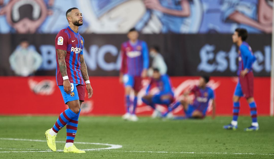 Memphis Depay se lamenta por el resultado. Memphis Depay se lamenta por el resultado.