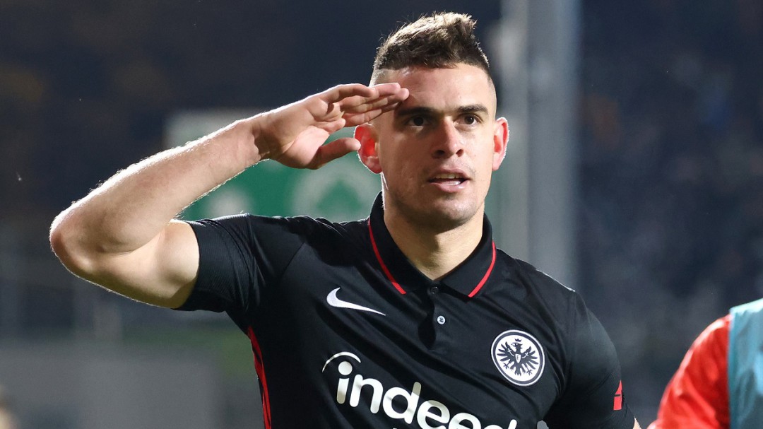 Rafael Santos Borré con un gol lideró al Frankfurt en nueva victoria