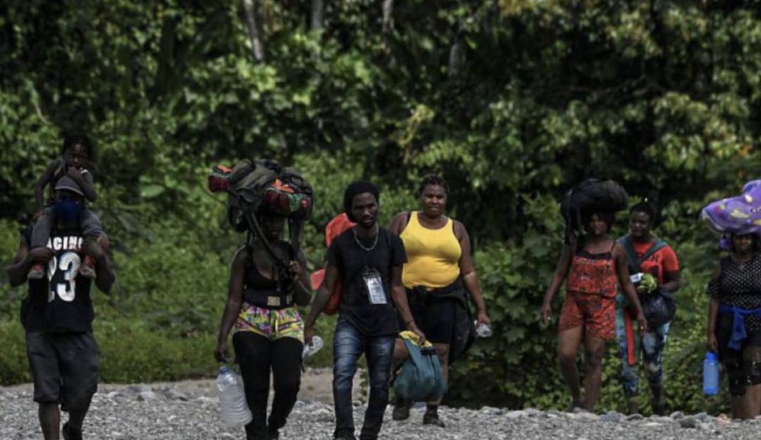 Un grupo de migrantes tras cruzar el Tapón del Darién Un grupo de migrantes tras cruzar el Tapón del Darién