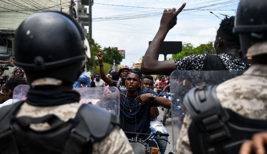 Protestas exigiendo mayor presencia policial para combatir bandas criminales en Haití. Protestas exigiendo mayor presencia policial para combatir bandas criminales en Haití.