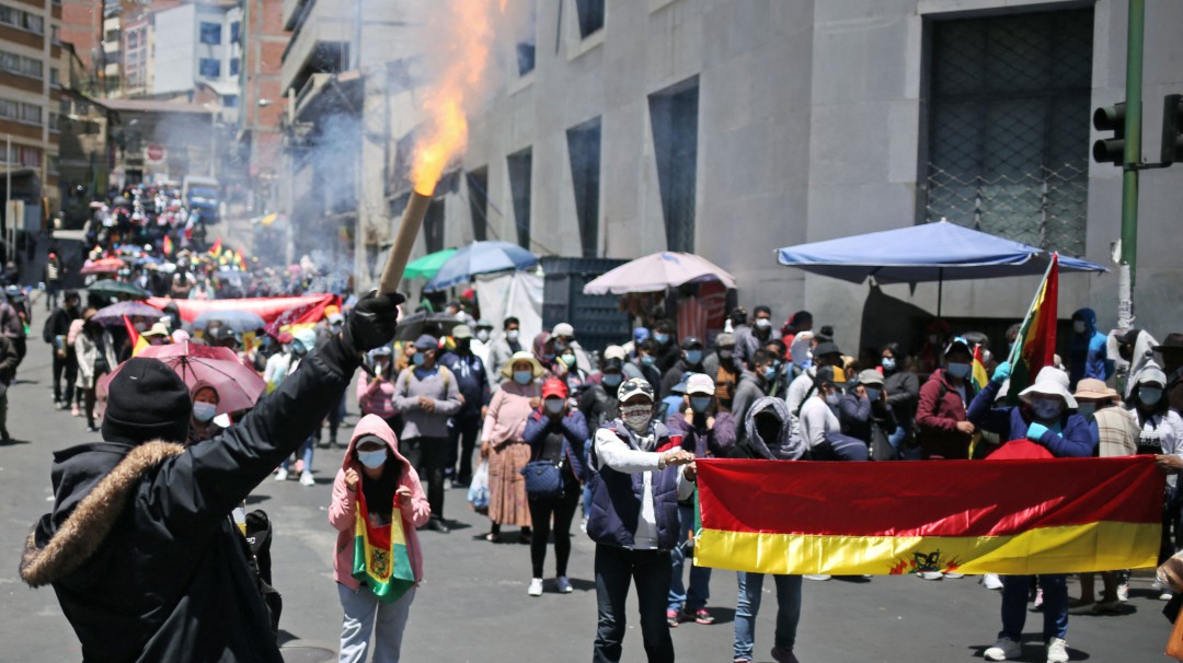 Tres días de huelga en Bolivia dejan un muerto y más agentes en las calles