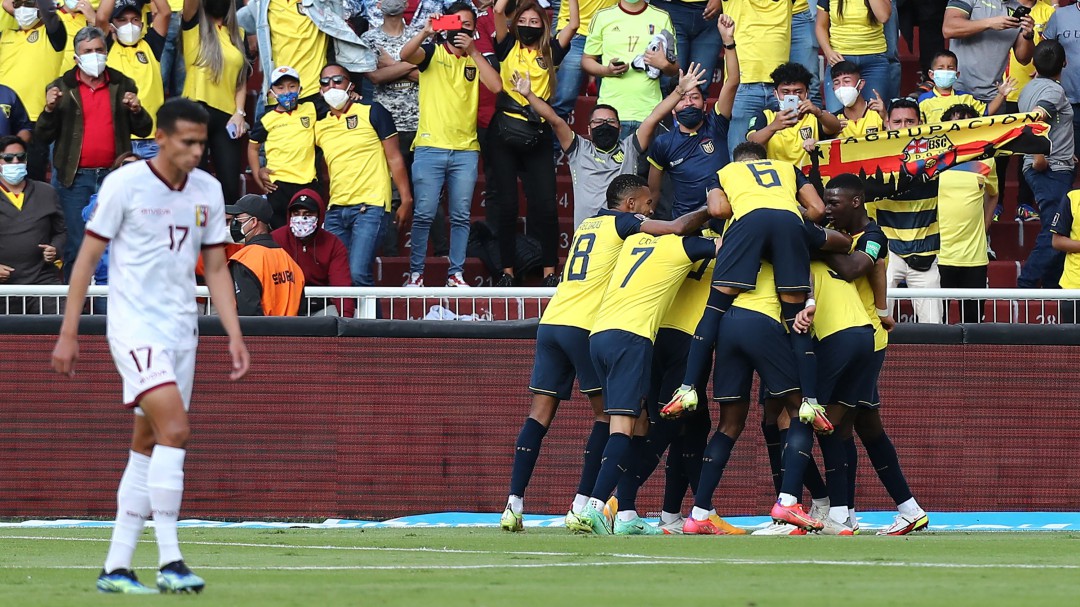 Ecuador ganó con lo justo y le pone presión a Colombia y Uruguay