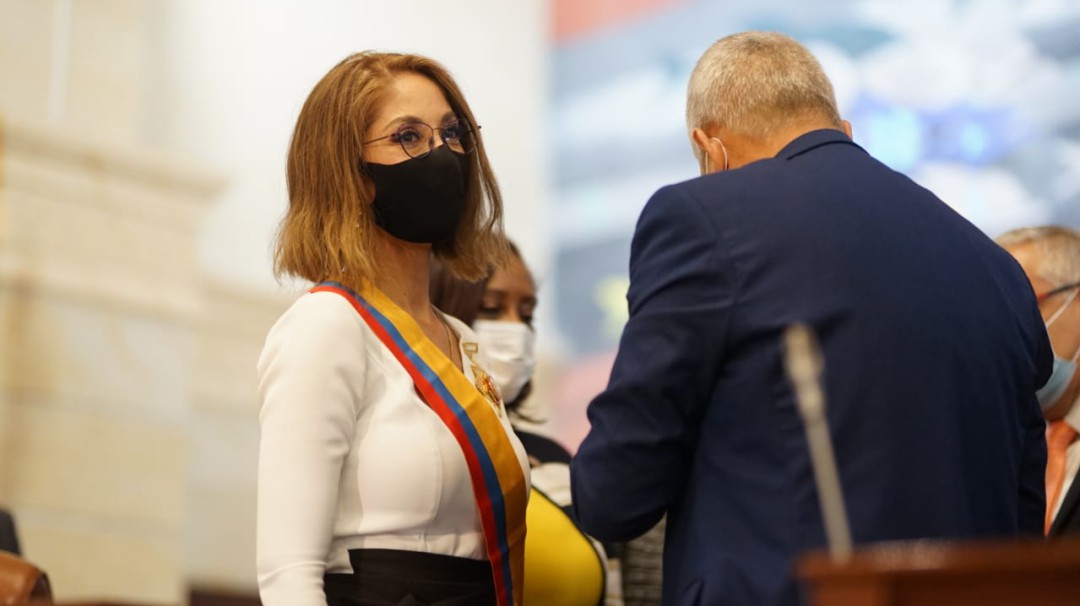 Coautora de tesis de Arias buscó reemplazar documento denunciado por plagio