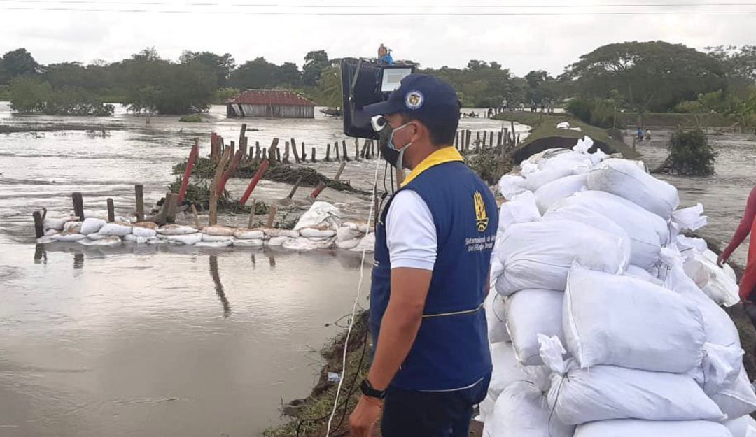 La Unidad de Gestión del Riesgo y la Gobernación entregaron 20 mil costales, 500 big bag y maquinaria amarilla para tapar el chorro La Victoria La Unidad de Gestión del Riesgo y la Gobernación entregaron 20 mil costales, 500 big bag y maquinaria amarilla para tapar el chorro La Victoria