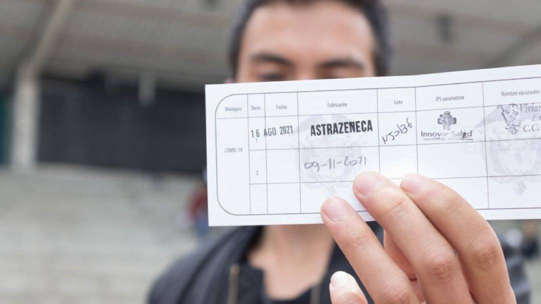 Carnet de vacunación en Medellín, médicos apoyan y ciudadanos lo rechazan