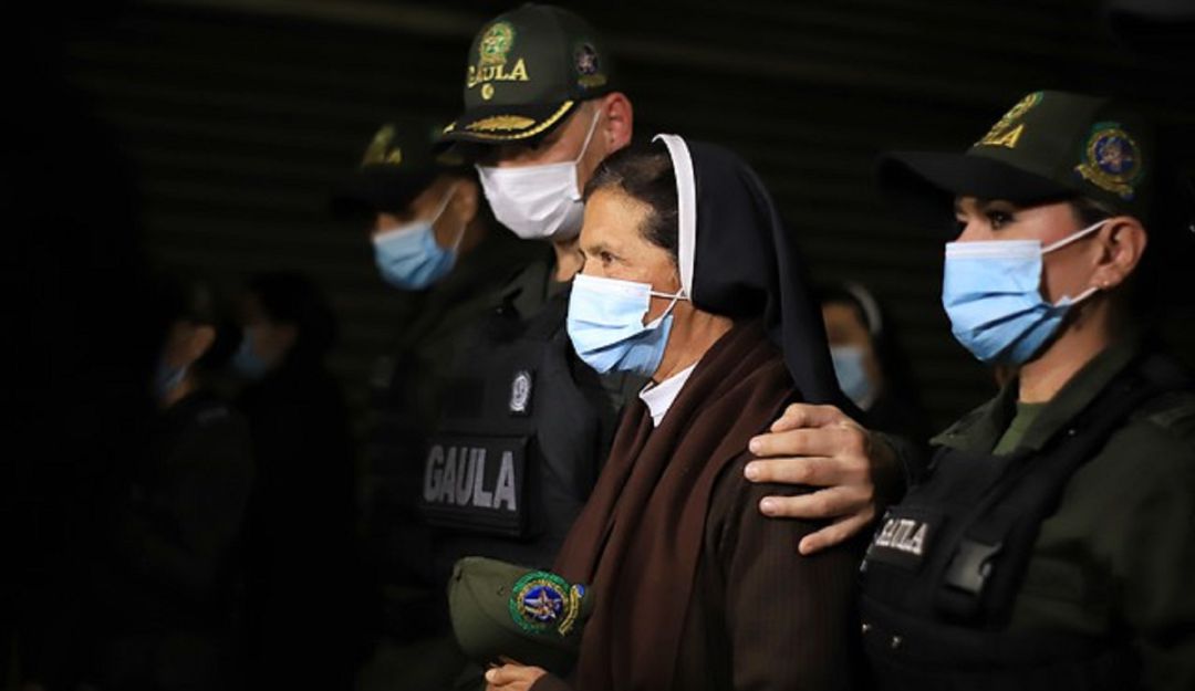 La religiosa Gloria Cecilia Narváez acompañada de un cuerpo de policías del Gaula La religiosa Gloria Cecilia Narváez acompañada de un cuerpo de policías del Gaula
