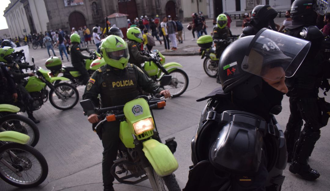 El Gobierno nacional radicó, con mensaje de urgencia, el proyecto de ley que endurece las penas por delitos cometidos contra la Fuerza Pública El Gobierno nacional radicó, con mensaje de urgencia, el proyecto de ley que endurece las penas por delitos cometidos contra la Fuerza Pública