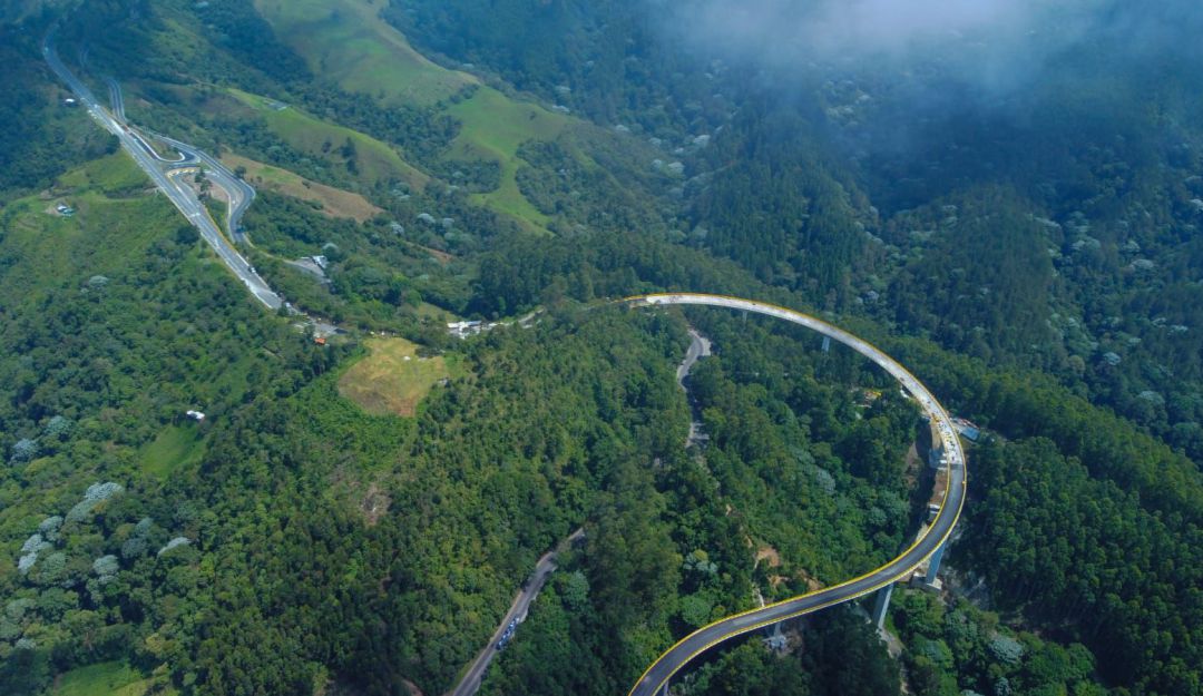 Uno de los puentes de las obras complementarias del cruce de la cordillera central túnel de la línea Uno de los puentes de las obras complementarias del cruce de la cordillera central túnel de la línea