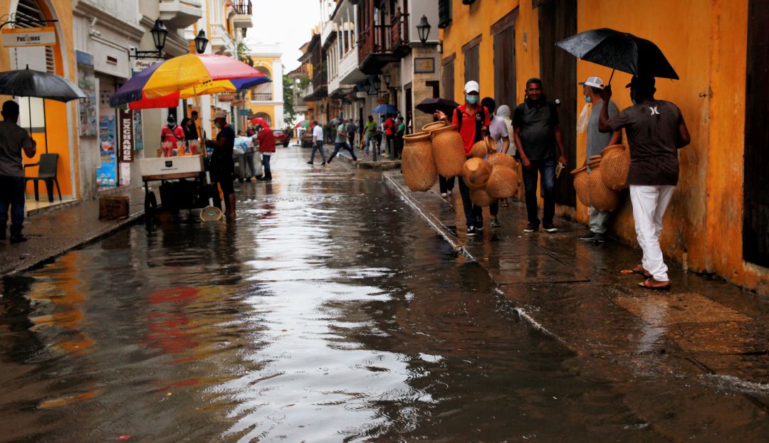 Calle inundada por fuertes lluvias Calle inundada por fuertes lluvias