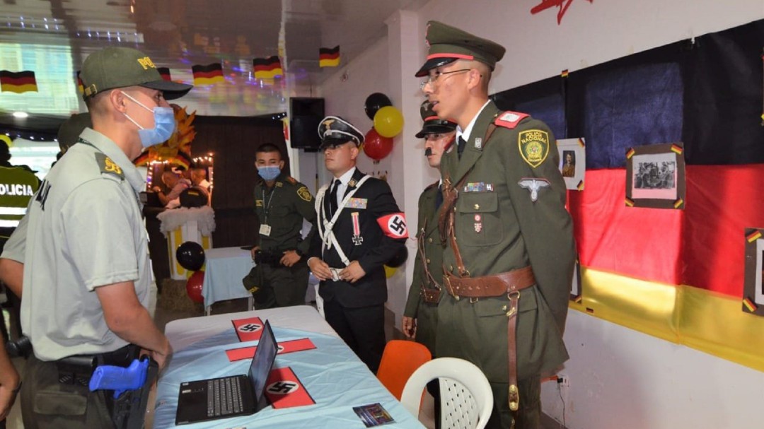 Nadie se percató: Bochorno mundial de Policía en Tuluá por símbolo Nazi