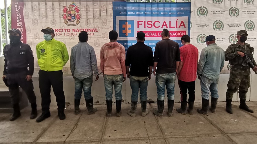 Seis personas capturadas por extraer oro en una mina ilegal