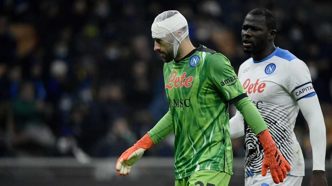 ¡Tremendo susto! Ospina sufrió un fuerte golpe en el partido frente a Inter