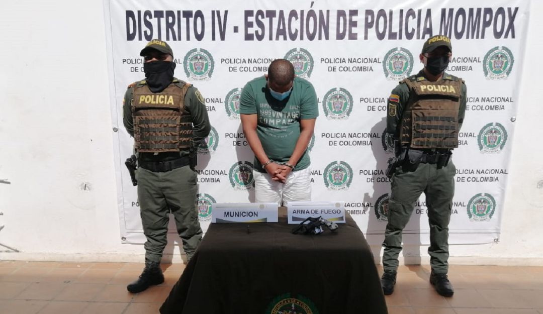 En medio de la persecución el presunto agresor arrojó un arma de fuego a un lote baldío. El caso ocurrió en el municipio de Mompox En medio de la persecución el presunto agresor arrojó un arma de fuego a un lote baldío. El caso ocurrió en el municipio de Mompox
