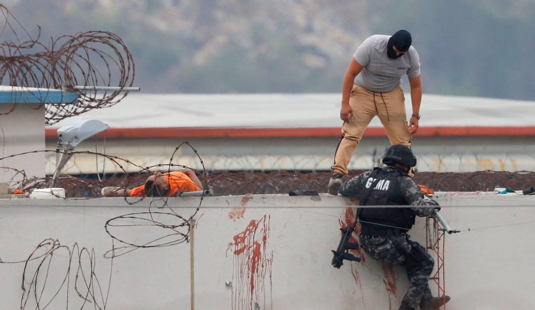 Ingreso de las autoridades a la cárcel de Guayas tras enfrentamientos entre presos. Foto: Getty Ingreso de las autoridades a la cárcel de Guayas tras enfrentamientos entre presos. Foto: Getty