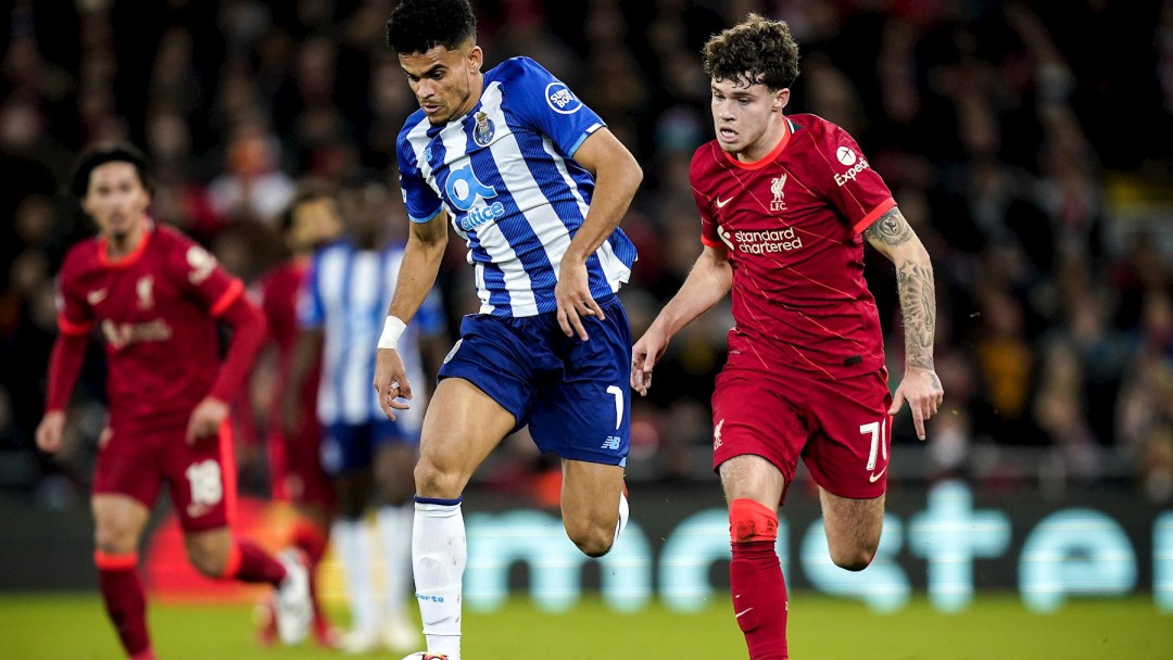 Con Díaz y Uribe, Porto cayó en Anfield, pero sigue segundo en su grupo