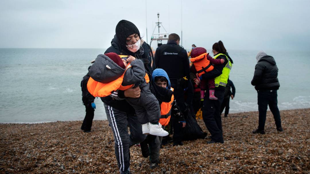 Más de 20 migrantes murieron ahogados intentando llegar a R. Unido