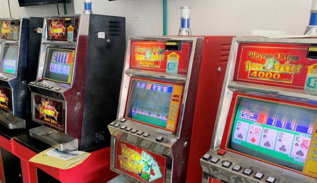 Fuerte ofensiva contra juegos de azar ilegales en el Huila.
Fuerte ofensiva contra juegos de azar ilegales en el Huila.