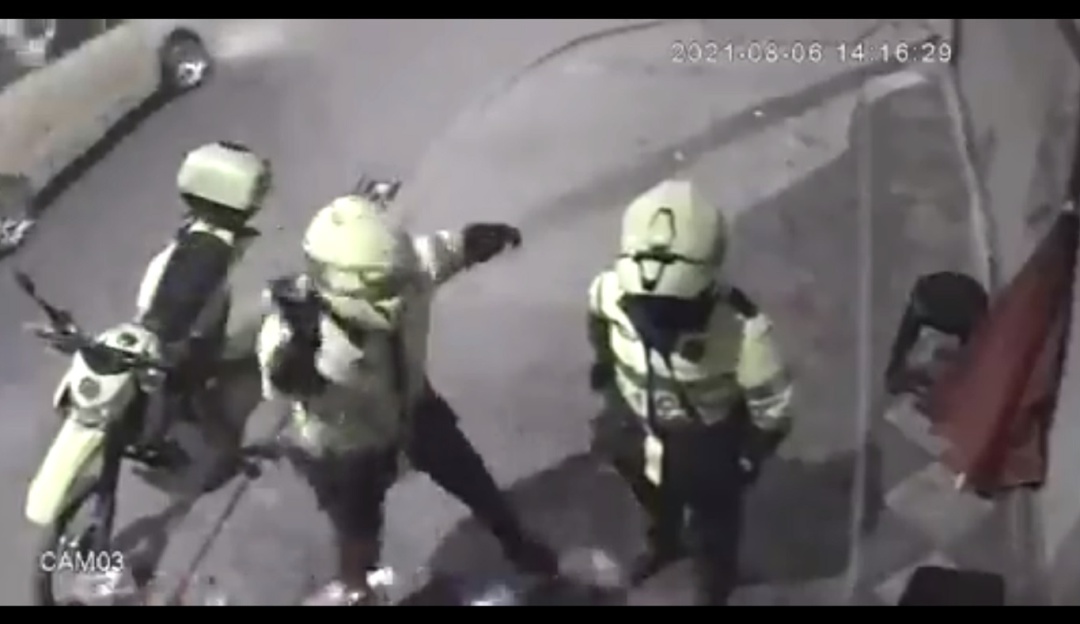 Agresión de policías a vendedores informales Agresión de policías a vendedores informales