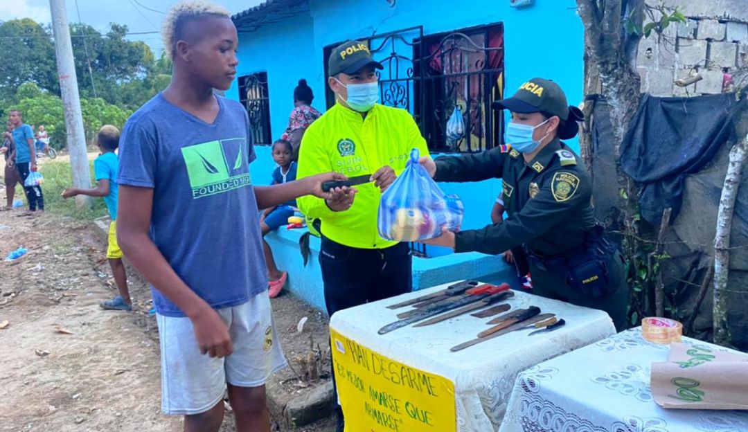 La policía regaló 150 mercados a cambio de la entrega voluntaria de armas blancas y de fuego La policía regaló 150 mercados a cambio de la entrega voluntaria de armas blancas y de fuego