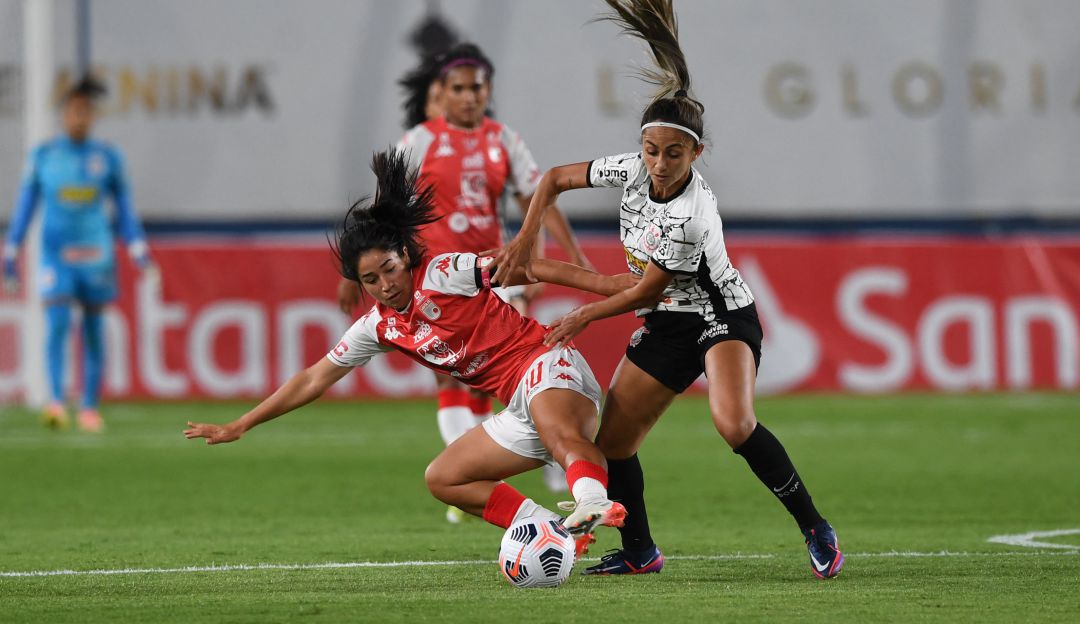 Fany Gauto, volante paraguaya y capitana de Santa Fe. Fany Gauto, volante paraguaya y capitana de Santa Fe.