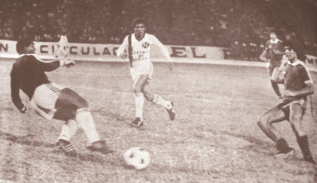 Diego Armando Maradona con Argentinos Juniors enfrentando al Cúcuta en 1979 Diego Armando Maradona con Argentinos Juniors enfrentando al Cúcuta en 1979