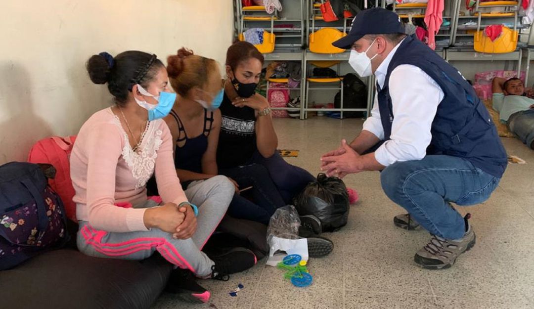 Víctimas del desplazamiento conversando con el Defensor del Pueblo Carlos Camargo Víctimas del desplazamiento conversando con el Defensor del Pueblo Carlos Camargo