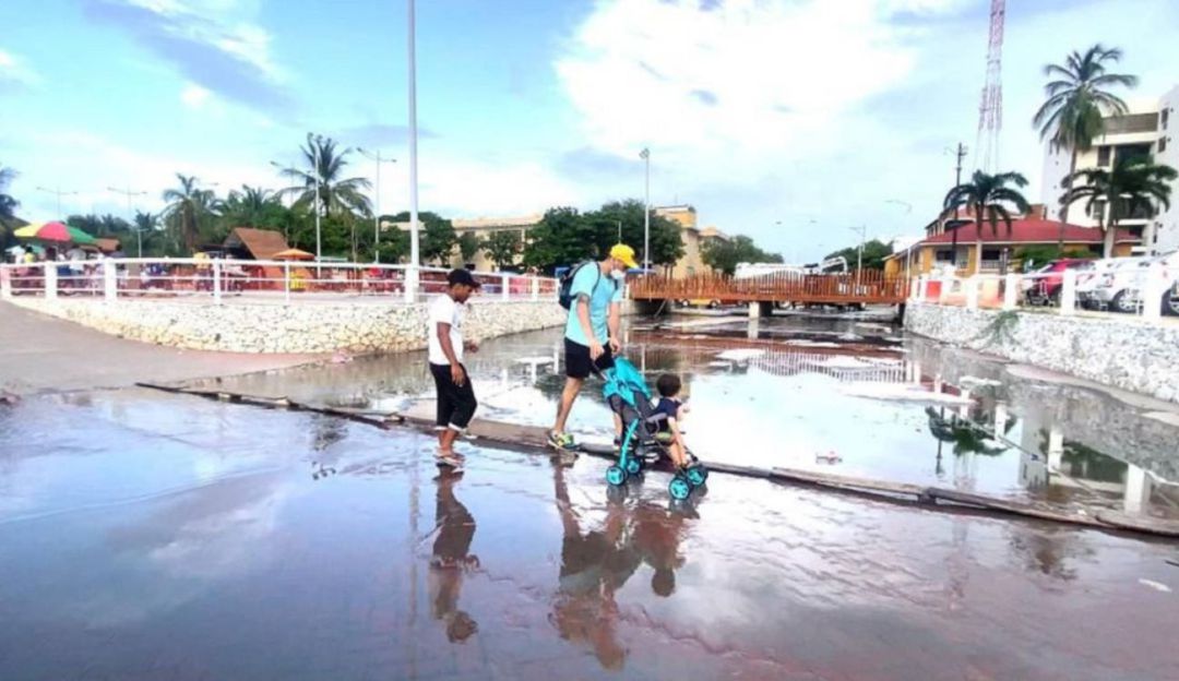 Aguas de alcantarilla en la Bahía de Santa Marta Aguas de alcantarilla en la Bahía de Santa Marta
