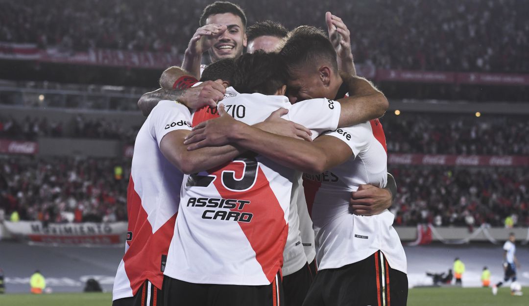 Los jugadores de River Plate festejan una de las anotaciones en el triunfo ante Racing. Los jugadores de River Plate festejan una de las anotaciones en el triunfo ante Racing.